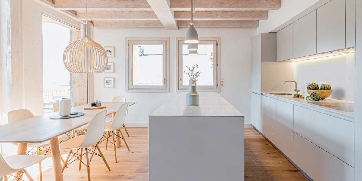 Cocina real de Caseblanche con muebles claros y techo de madera